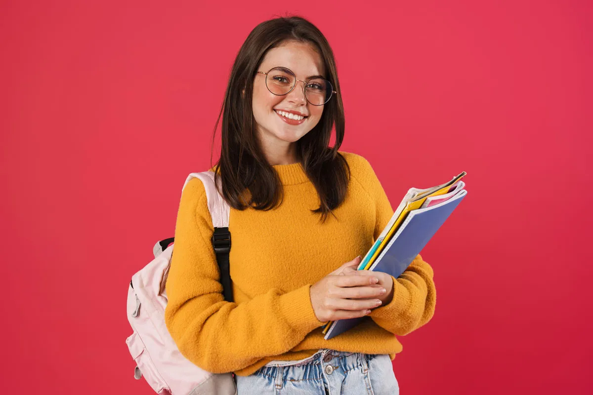 Studentessa sul prato del campus con il portatile